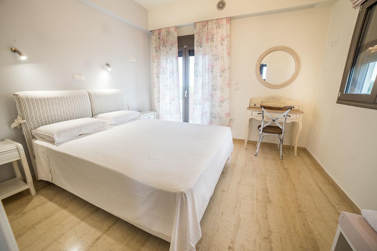 Lena Mare Lejlighedshotel Chrani Eksteriør billede